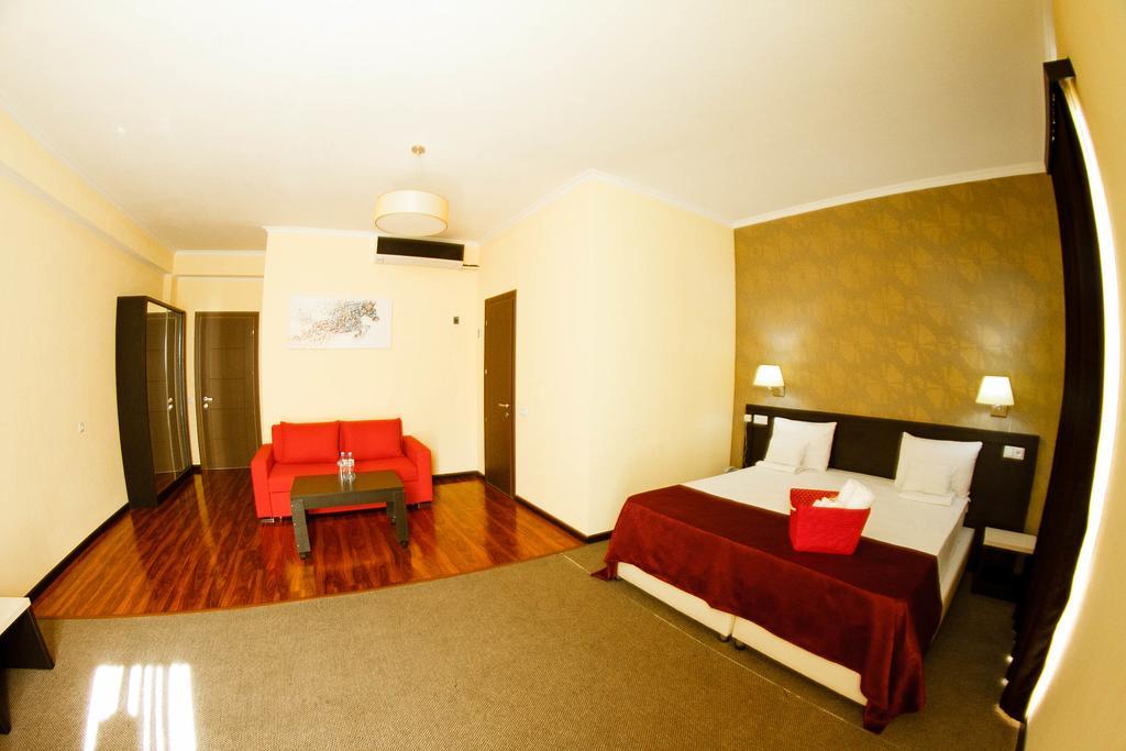 The One Boutique Hotel Тбилиси Екстериор снимка